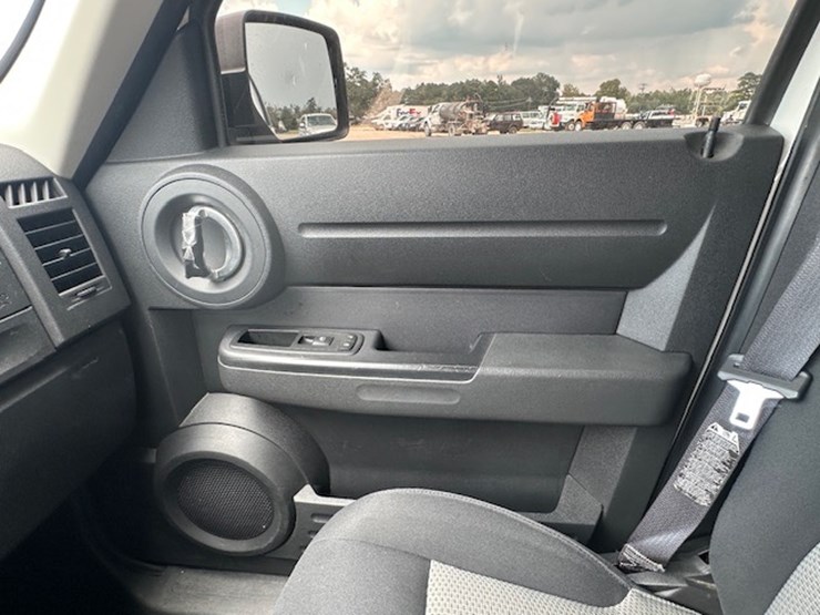 2010-dodge-nitro-image-49