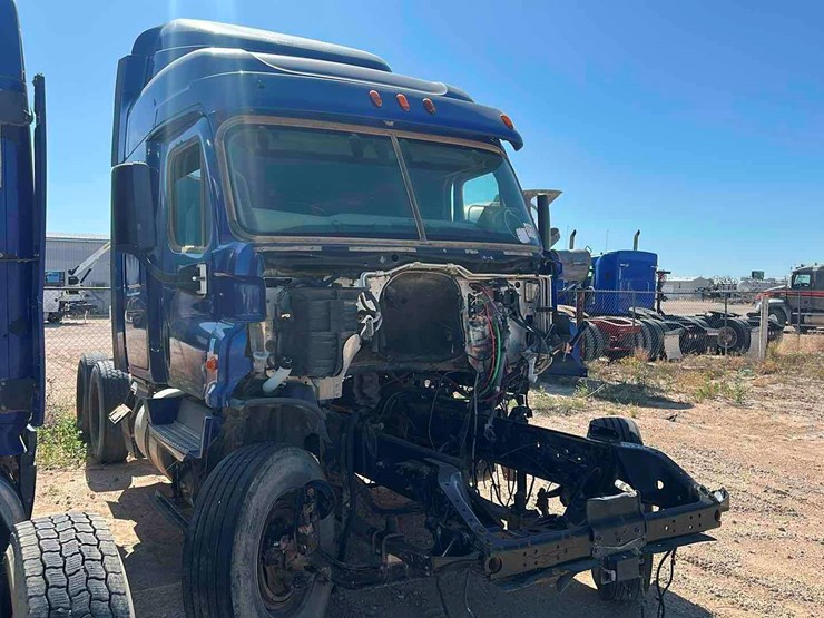 2015-freightliner-cascadia(inoperable)-image-2