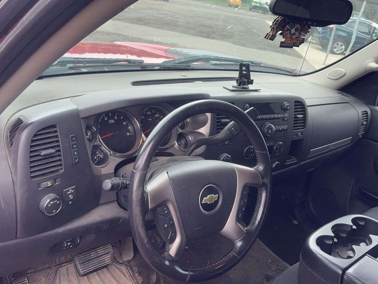 2011-chevrolet-silverado-image-28