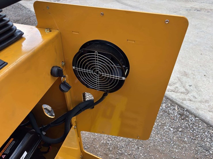 sdll30-stand-on-skid-loader-image-5