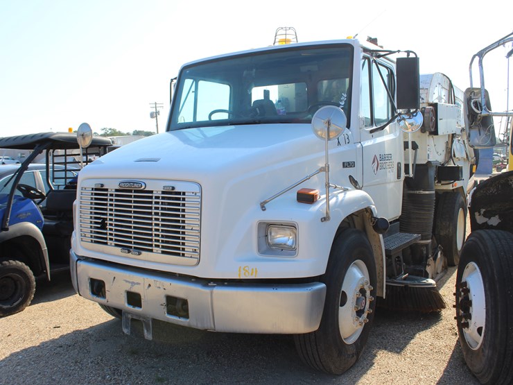 2005-freightliner-fl70-image-2