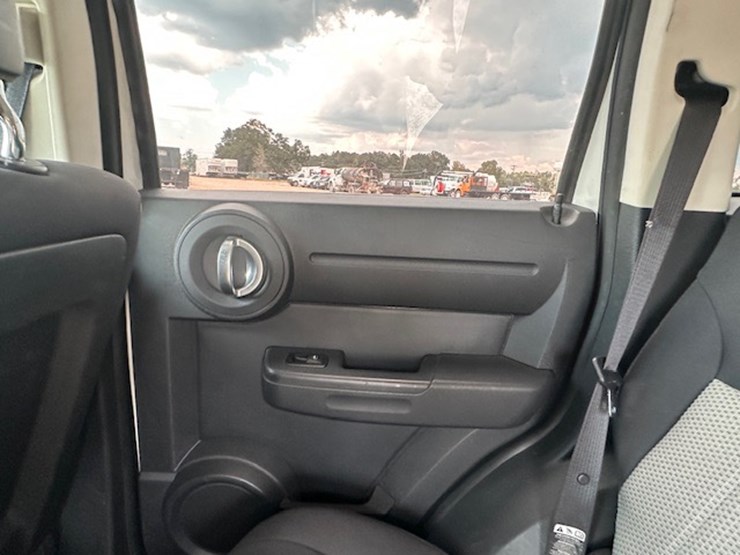 2010-dodge-nitro-image-30