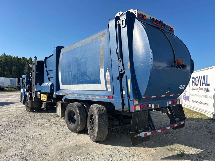 garbage-truck-image-4
