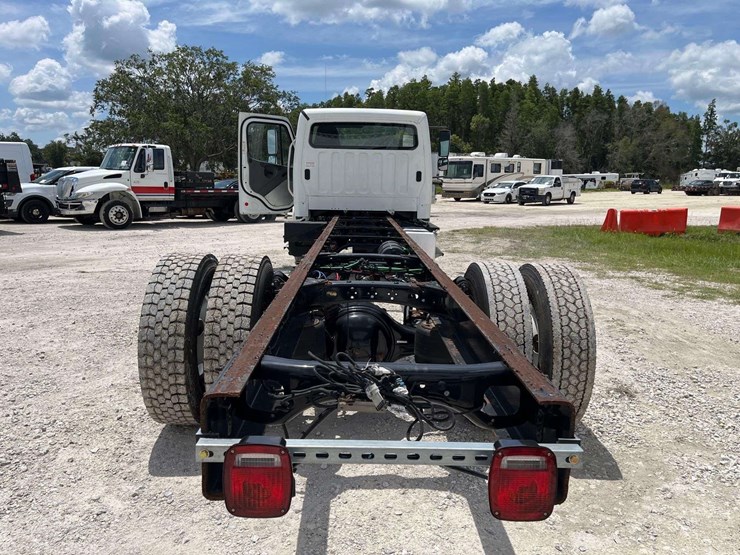 2018-freightliner-m2-106-cab-and-chassis-truck-image-19