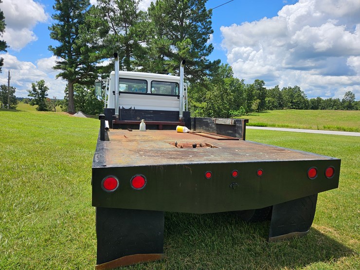 2000-freightliner-fl60-image-16