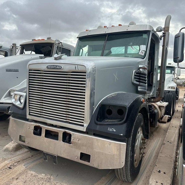 2011 FREIGHTLINER CORNADO (INOPERABLE)