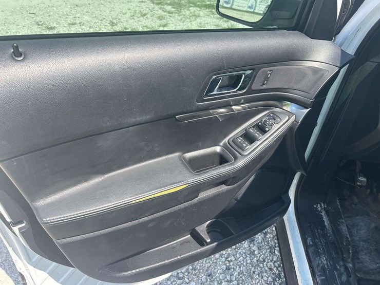 2016-ford-explorer-image-13