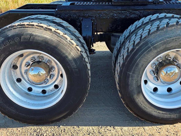 2015-peterbilt-389-image-22