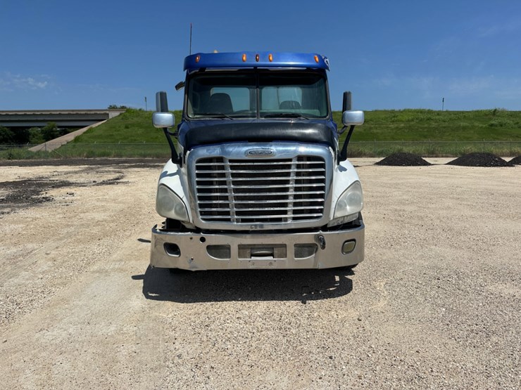 2013-freightliner-cascadia-image-2