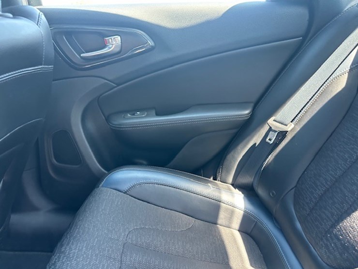 #23052-•-2015-chrysler-200s-image-27