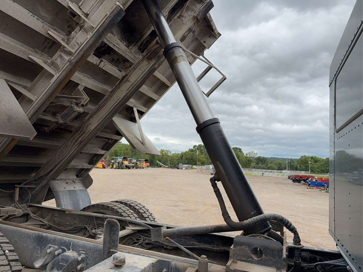 2001-kenworth-t300-image-21