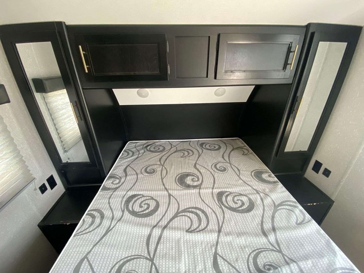 2022-forest-river-cherokee-grey-wolf-26brb-patriotic-edition-32ft.-t/a-travel-trailer-image-29