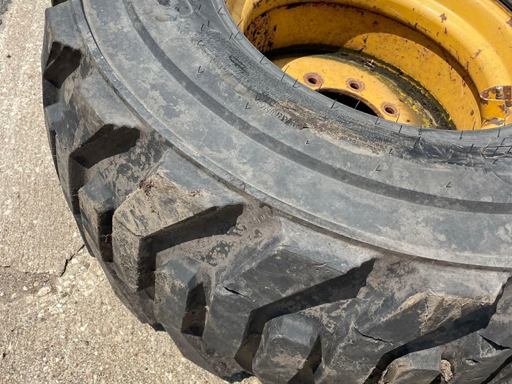 4-titan-14-17.5-skidloader-tires-image-8