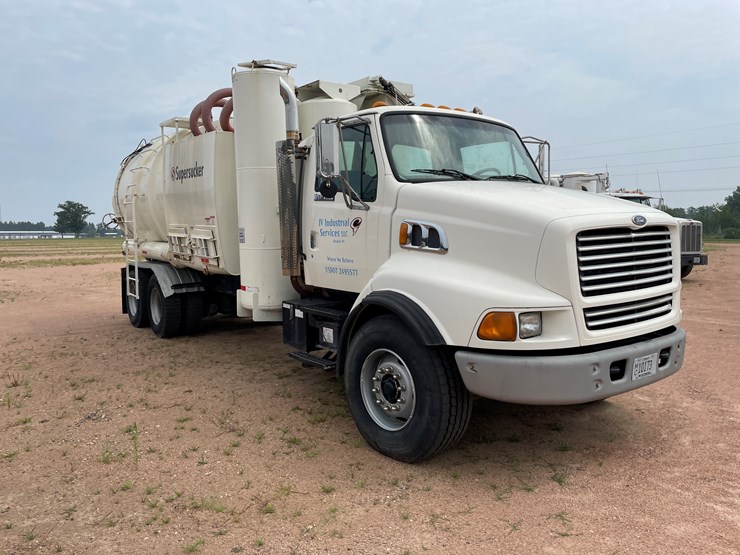 #4727-•-1998-ford-louisville-super-sucker-vac-truck-(wi-title-in-delay)-image-4