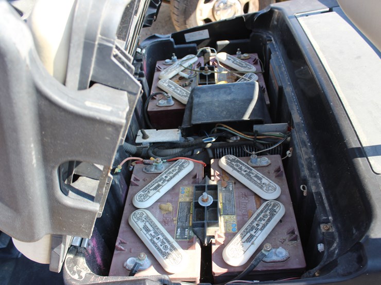 #23039-•-club-car-golf-cart,-48-volts,-white-|-parts-or-repair-image-8