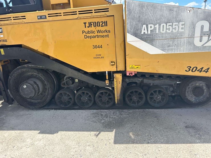 2012-caterpillar-at1055e-track-asphalt-paver-image-10