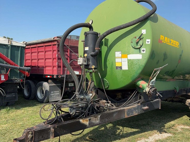 blazer-magnum-7500-gallon-slurry-vac-tank,-5-shank-plow-down,-steerable-double-axel,-hydraulic-driven-pump,-field-ready-image-2