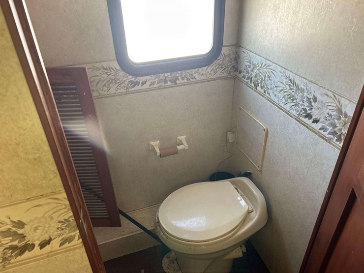 2002-fleetwood-expedition-36ft-motorhome-image-12