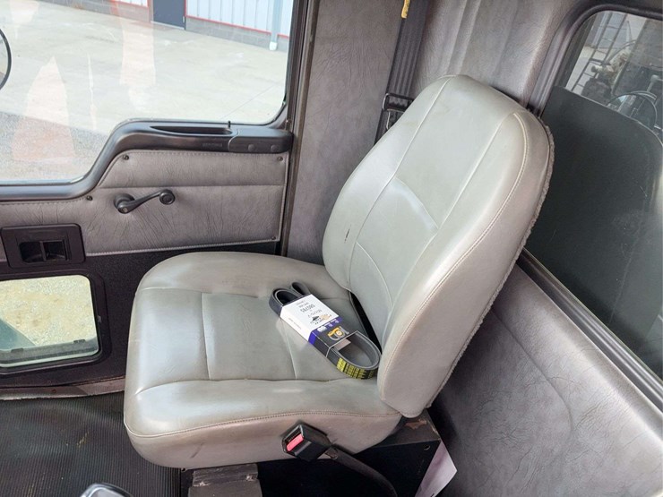 2001-kenworth-t300-image-42