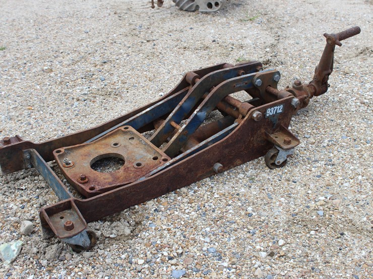 #22913-•-lot-with-trailer-tongue-and-jack-image-2