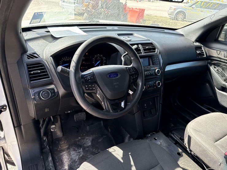 2016-ford-explorer-image-14