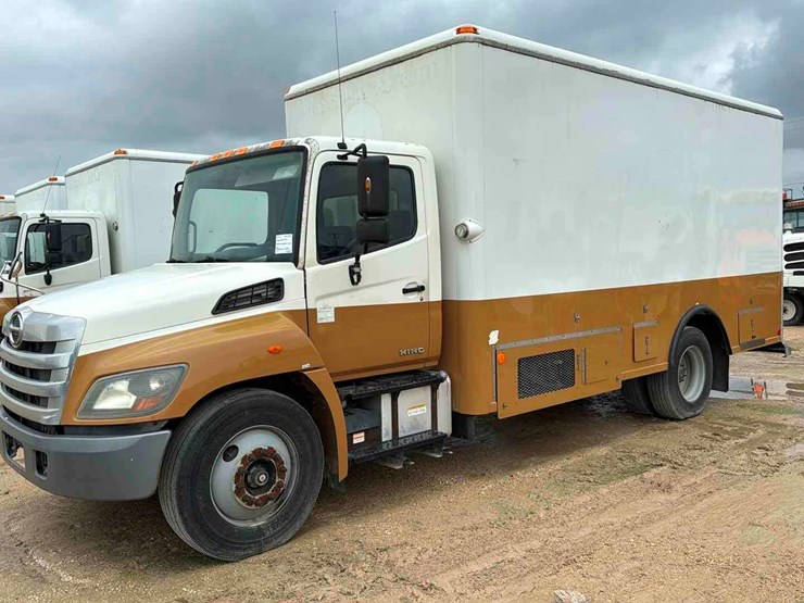 2015-hino-box-truck-image-1