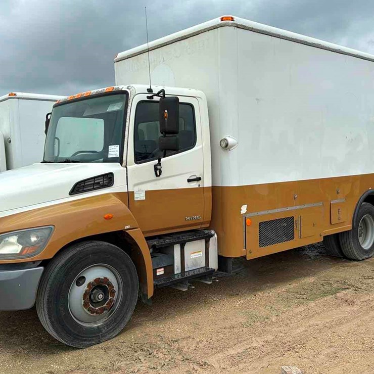 2015 HINO BOX TRUCK