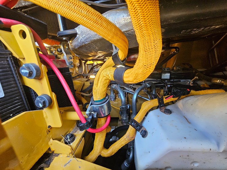 2014-caterpillar-953d-image-51