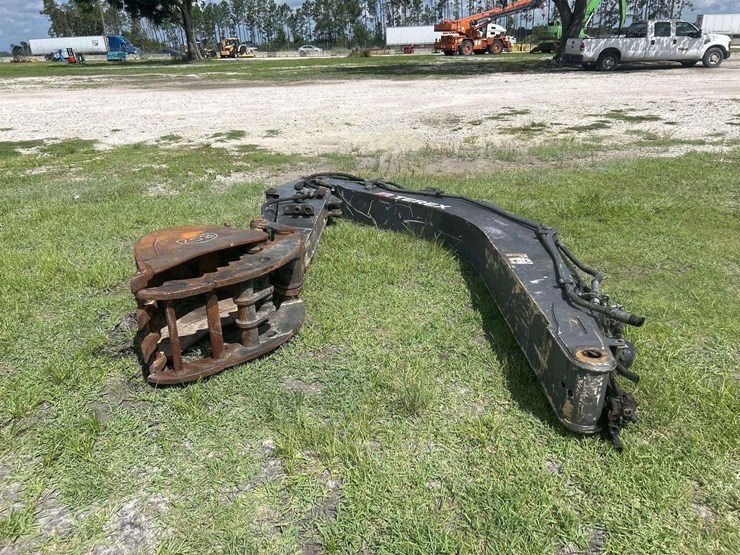 terex-loader-arm-with-bucket-image-6