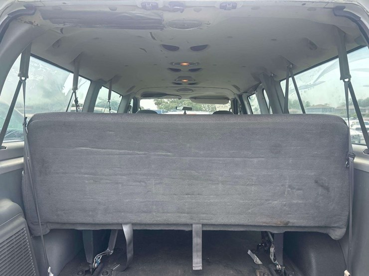 2004-ford-e350-image-19
