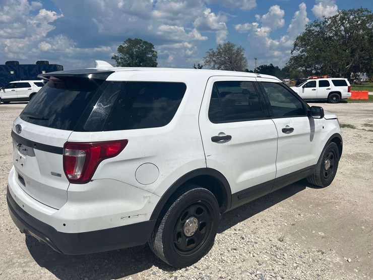 2016-ford-explorer-image-3