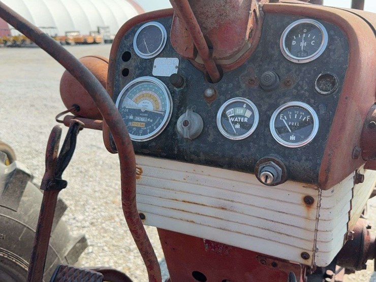 farmall-560-wide-front-end-tractor,-runs-but-needs-work-image-10