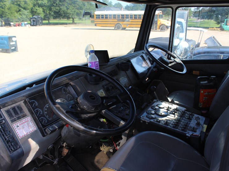 2005-freightliner-fl70-image-13