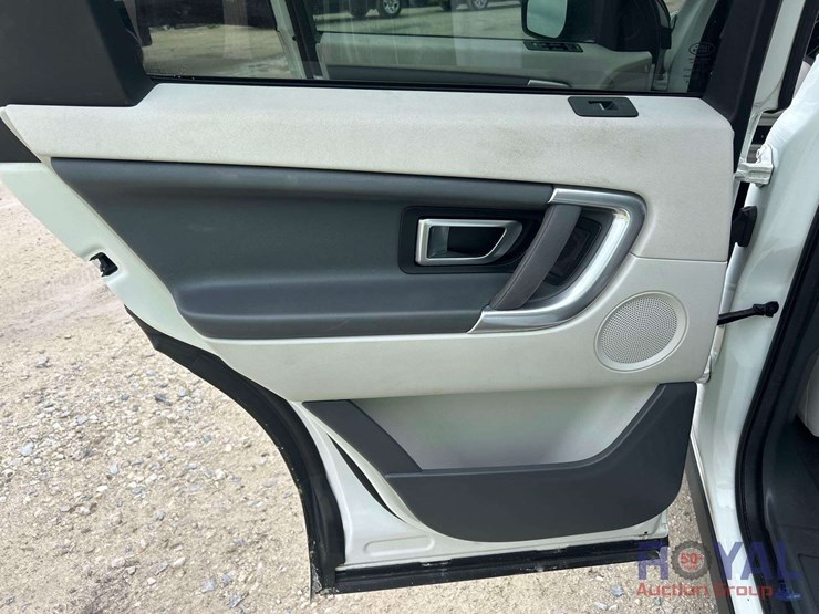 2017-land-rover-discovery-suv-image-19