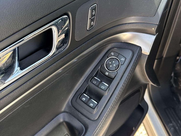 2016-ford-explorer-image-12