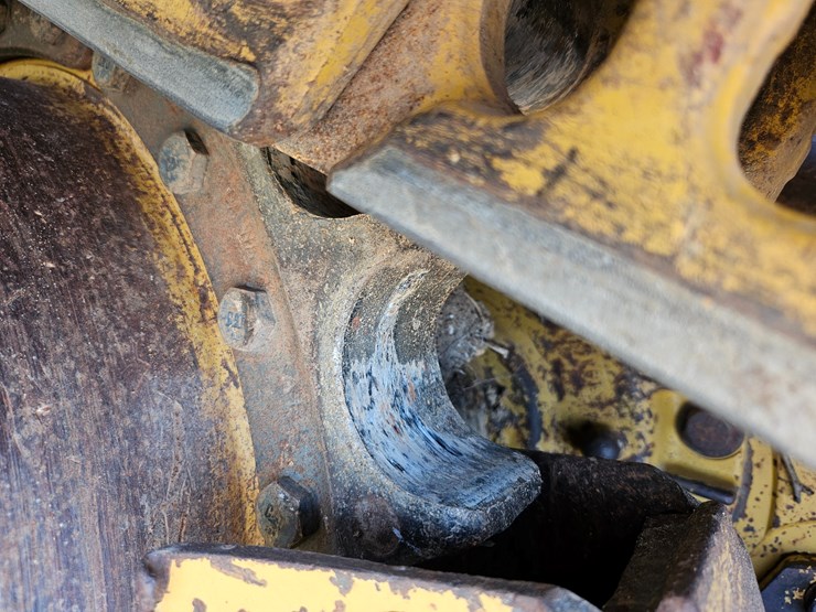 2014-caterpillar-953d-image-98