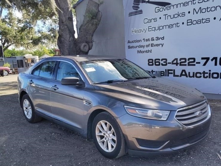 2014-ford-taurus-se-runs/moves-image-2