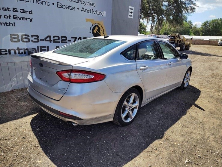 2015-ford-fusion-runs/moves-se-image-5
