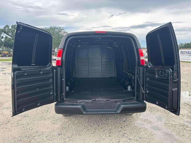 2023-chevrolet-express-2500-image-20