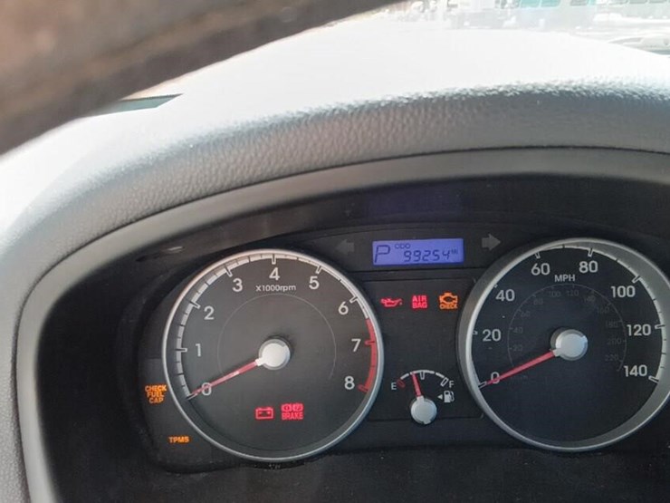 2010-hyundai-accent-runs/moves-gs-image-6