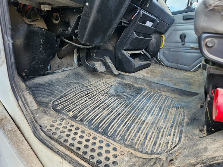 2002-freightliner-fl70-image-46