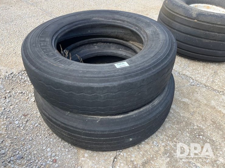 truck-tires-(jn2727)-image-1