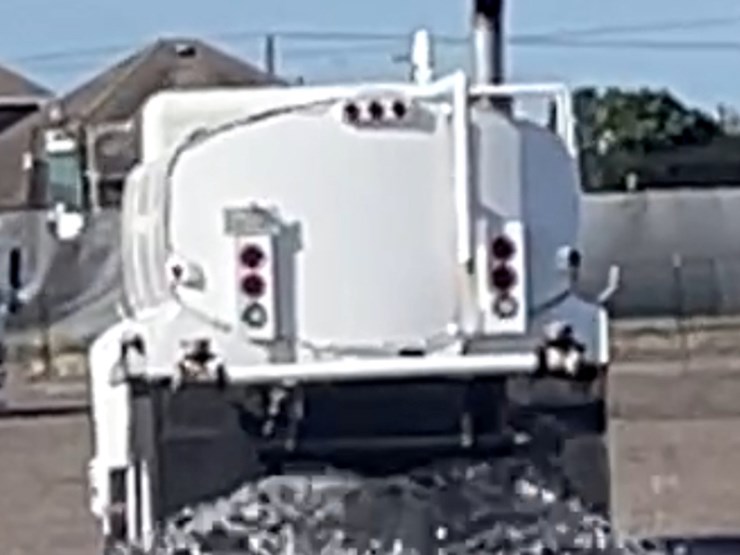 2010-peterbilt-340-image-5