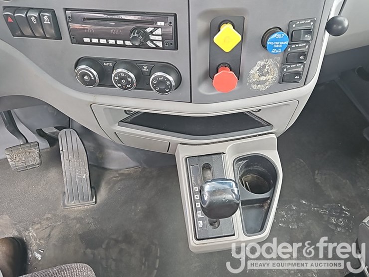 2015-peterbilt-579-image-33