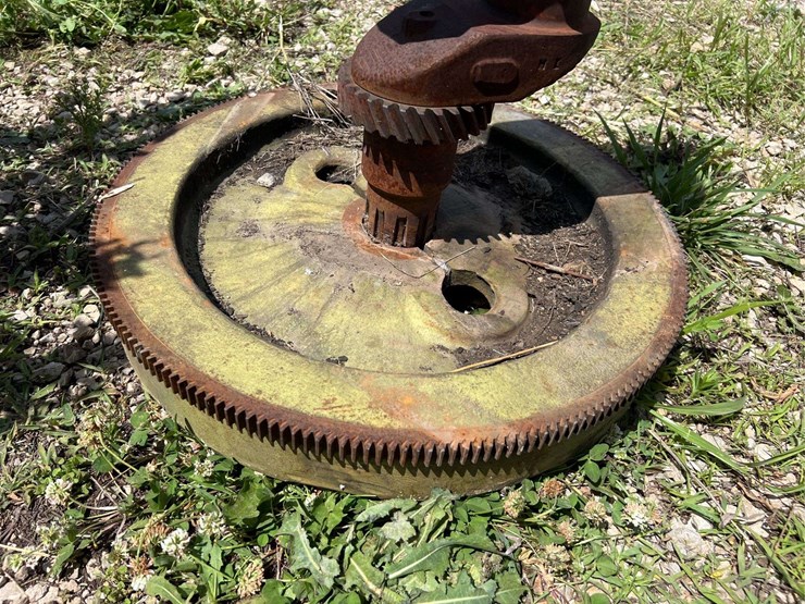 john-deere-model-g-flywheel-and-crankshaft-image-2
