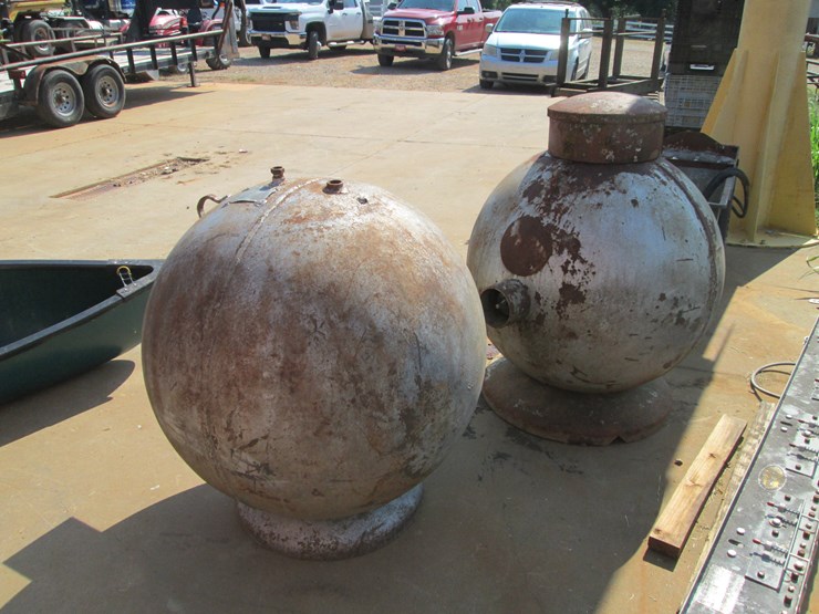 #86-•-#26820-•-lot-of-(2)-200lb-propane-tanks-image-3