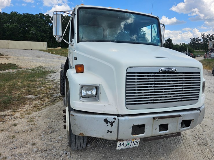 2002-freightliner-fl70-image-23