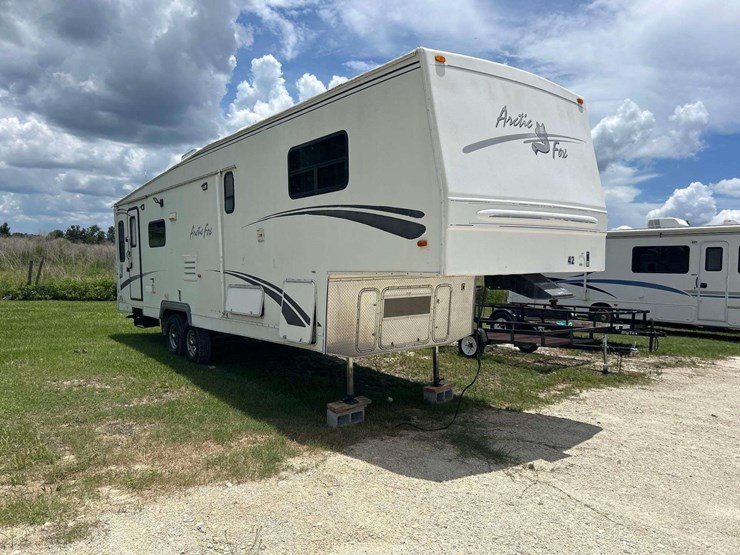 2005-northwood-artic-fox-29v-t/a-34ft.-5th-wheel-travel-trailer-image-2