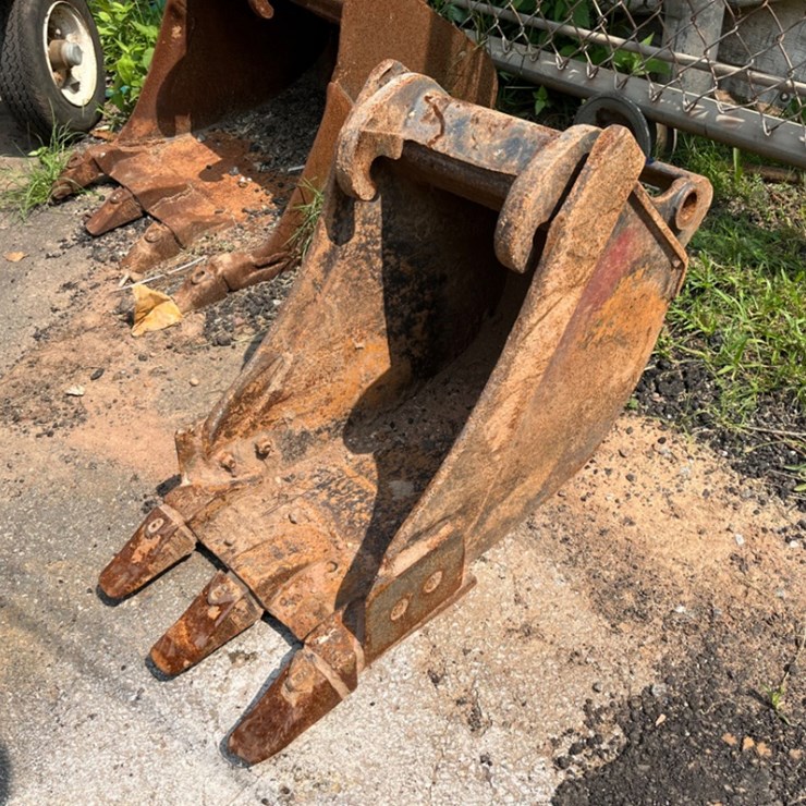 13" 3-Tooth Excavator Bucket