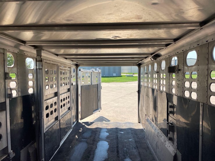2014-wilson-livestock-trailer-image-32